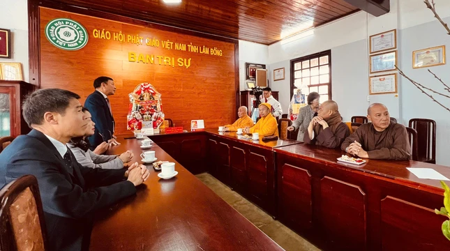 Ông Bùi Thắng chúc Tết đến chư tôn đức Ban Trị sự GHPGVN tỉnh