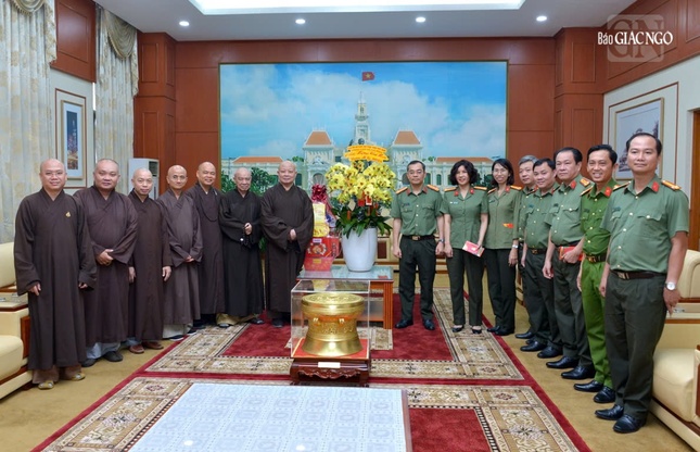 Đại tá Lê Quang Đạo, Phó Giám đốc Công an TP.HCM tiếp phái đoàn và chụp ảnh lưu niệm Đại tá Lê Quang Đạo, Phó Giám đốc Công an TP.HCM tiếp phái đoàn và chụp ảnh lưu niệm
