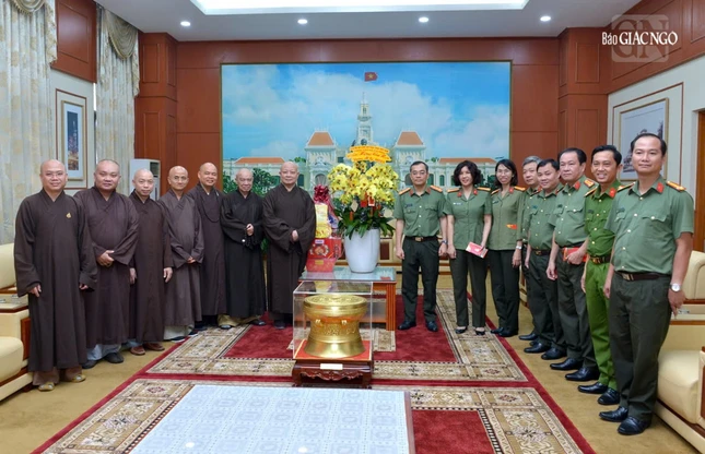 Đại tá Lê Quang Đạo, Phó Giám đốc Công an TP.HCM tiếp phái đoàn và chụp ảnh lưu niệm