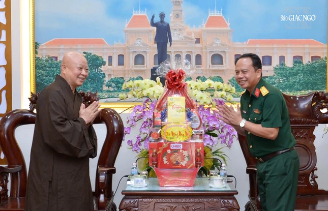 Đại tá Nguyễn Thái Bình, Chánh Văn phòng Bộ Tư lệnh TP.HCM tiếp thân mật Hòa thượng Thích Lệ Trang và chư tôn đức Ban Thường trực Ban Trị sự TP.HCM