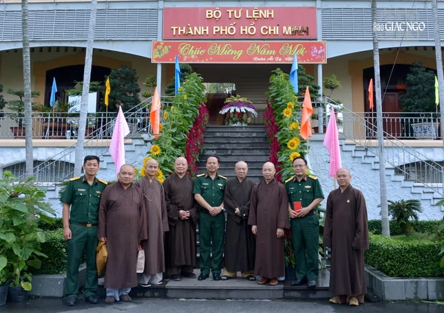 Chụp ảnh lưu niệm tại Bộ Tư lệnh TP.HCM