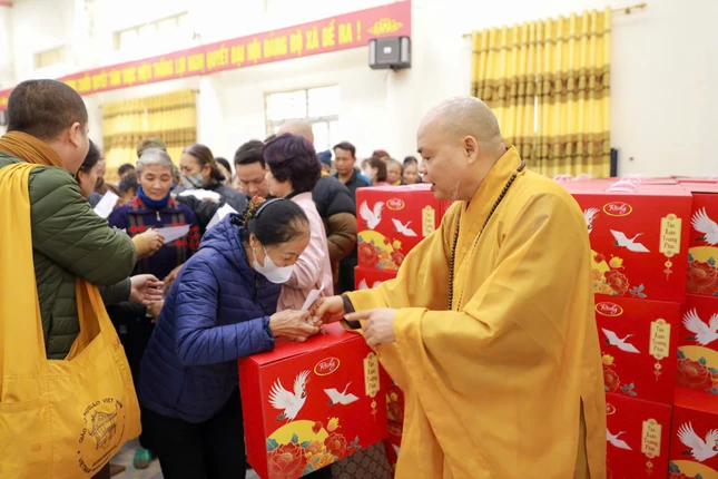 Thượng tọa Thích Thanh Phong trao quà đến bà con quê hương xã Mai Động, H.Kim Động, tỉnh Hưng Yên