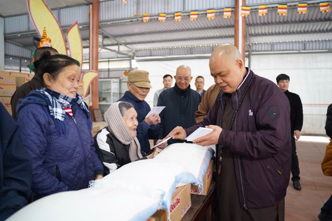 Thượng tọa Thích Thanh Phong trao quà tại Thái Bình