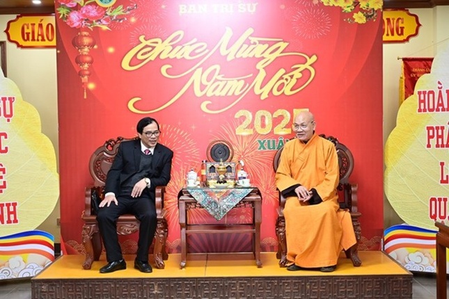 Hòa thượng Thích Quảng Tùng tiếp thân mật ông Cát Ngọc Trình