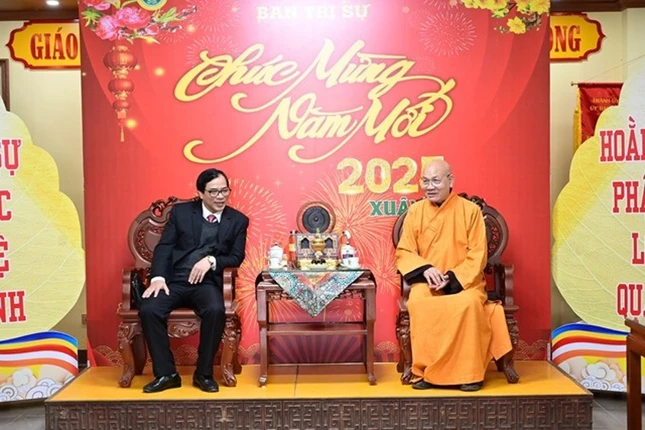 Hòa thượng Thích Quảng Tùng tiếp thân mật ông Cát Ngọc Trình