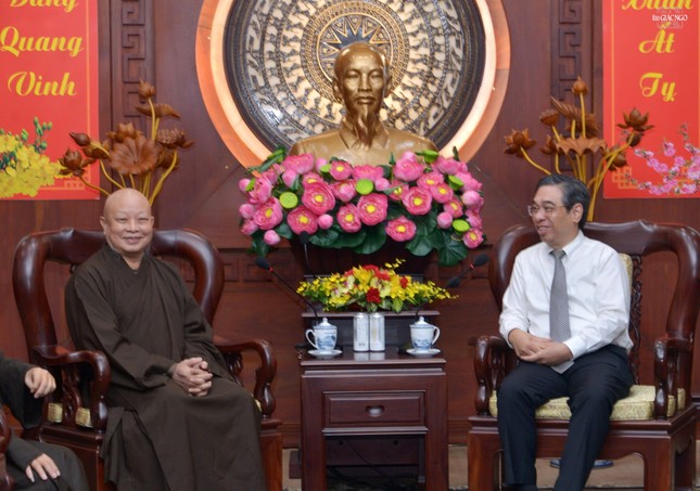 Hòa thượng Thích Lệ Trang và ông Nguyễn Phước Lộc tại buổi gặp bên thềm Xuân Ất Tỵ Hòa thượng Thích Lệ Trang và ông Nguyễn Phước Lộc tại buổi gặp bên thềm Xuân Ất Tỵ