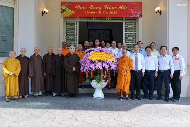 Phái đoàn Ban Thường trực Ban Trị sự TP.HCM chụp ảnh lưu niệm cùng lãnh đạo Thành ủy và các cơ quan TP.HCM Phái đoàn Ban Thường trực Ban Trị sự TP.HCM chụp ảnh lưu niệm cùng lãnh đạo Thành ủy và các cơ quan TP.HCM