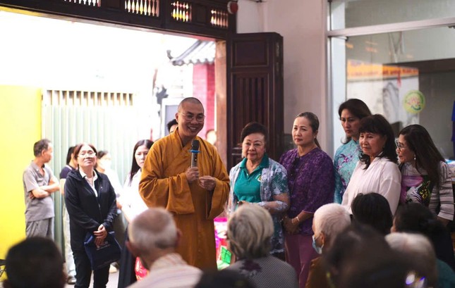 Đại đức Thích Minh Phú chúc Tết an vui đến bà con địa phương Đại đức Thích Minh Phú chúc Tết an vui đến bà con địa phương