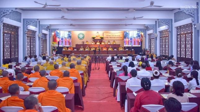 Quảng cảnh buổi họp mặt tất niên của Văn phòng II T.Ư