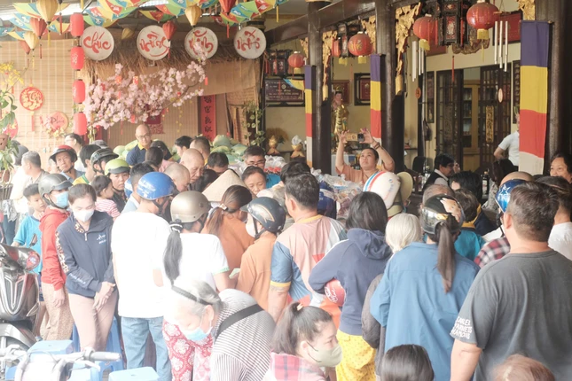 Bà con khó khăn tại địa phương đến chùa nhận quà xuân