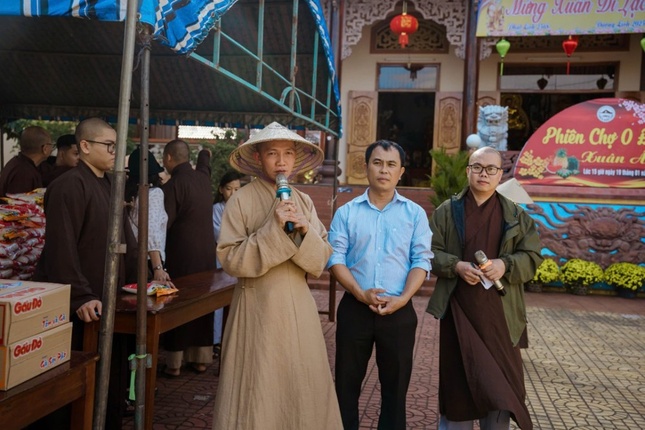 Đại đức Thích Quảng Bá động viên, chúc Tết đến bà con khó khăn tại địa phương Đại đức Thích Quảng Bá động viên, chúc Tết đến bà con khó khăn tại địa phương