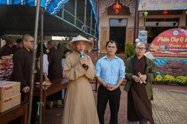 Đại đức Thích Quảng Bá động viên, chúc Tết đến bà con khó khăn tại địa phương