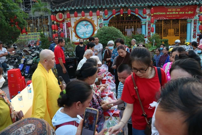 Ban Từ thiện xã hội GHPGVN tỉnh Đồng Tháp trao quà tại chùa Phước Hưng