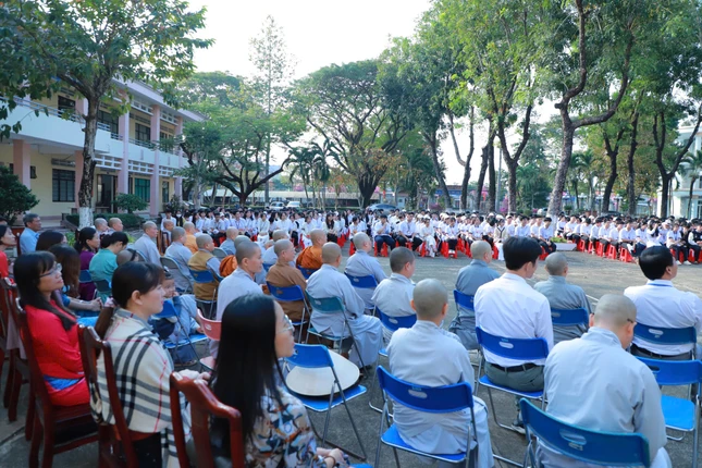 Quang cảnh buổi trao học bổng và quà Tết cho học sinh