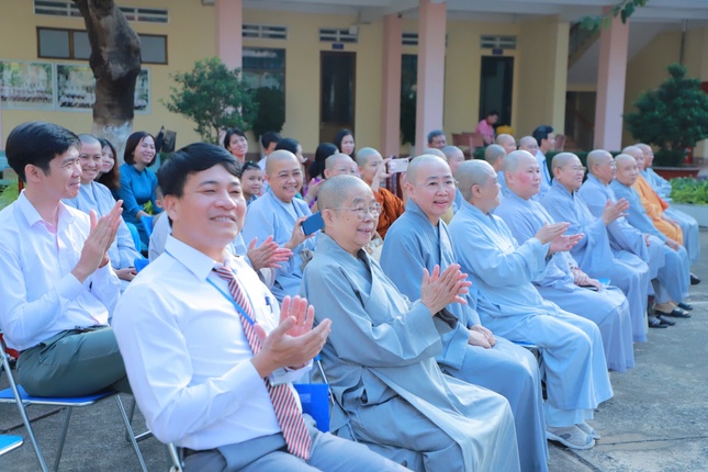 Chư Ni Phân ban Ni giới T.Ư và các thầy trong Ban Giám hiệu