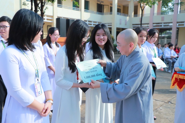 Ni sư Thích nữ Huệ Dâng trao học bổng đến học sinh