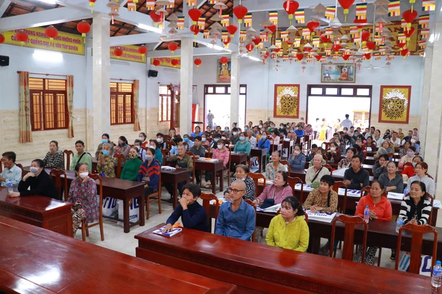 Bà con địa phương tham dự