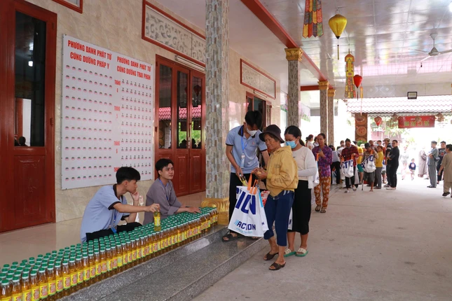 Người dân địa phương đi chợ chọn thực phẩm cho ngày Tết