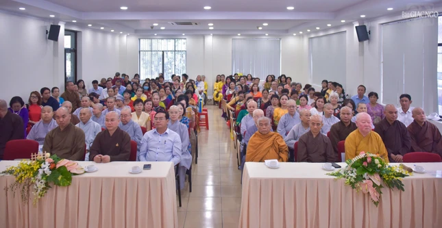 Chư tôn đức Tăng Ni, Phật tử, đại diện lãnh đạo Thanh phố, các doanh nghiệp, mạnh thường quân tham dự