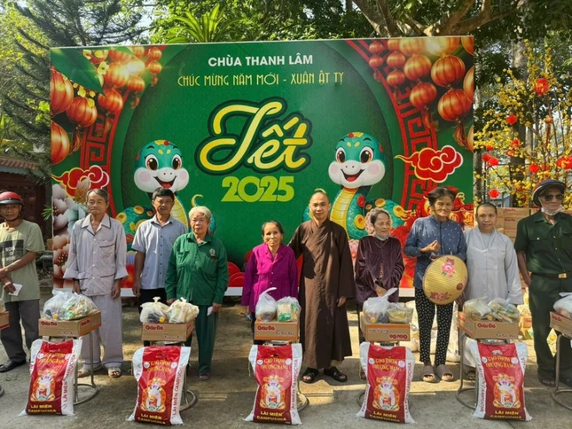 Chùa Thanh Lâm trao quà Tết đến người dân khó khăn tại địa phương