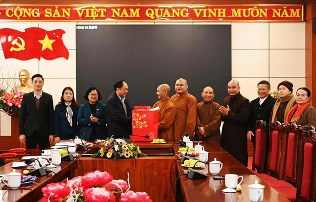 Hòa thượng Trưởng ban Trị sự Phật giáo tỉnh Lào Cai tặng quà chúc mừng xuân đến lãnh đạo Ủy ban MTTQVN tỉnh