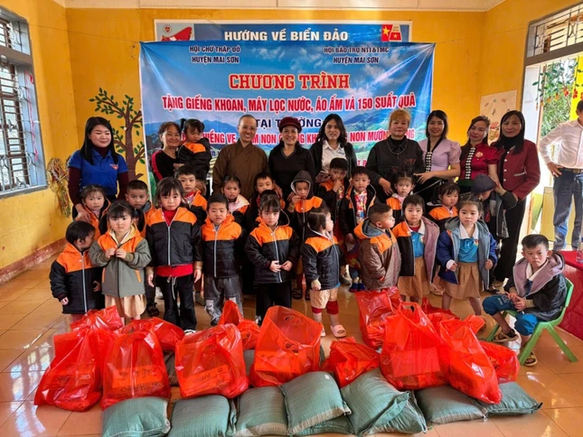 Đoàn trao quà đến các cháu mầm non