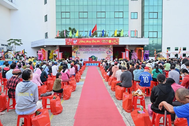 Bà con đến tham dự Phiên chợ Tết yêu thương Bà con đến tham dự Phiên chợ Tết yêu thương