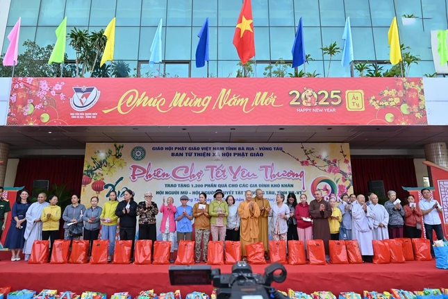 Ban Tổ chức trao quà Tết tại phiên chợ Ban Tổ chức trao quà Tết tại phiên chợ