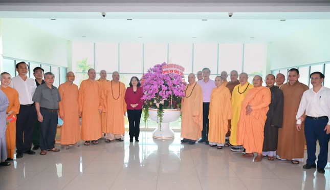 Phái đoàn chụp ảnh lưu niệm