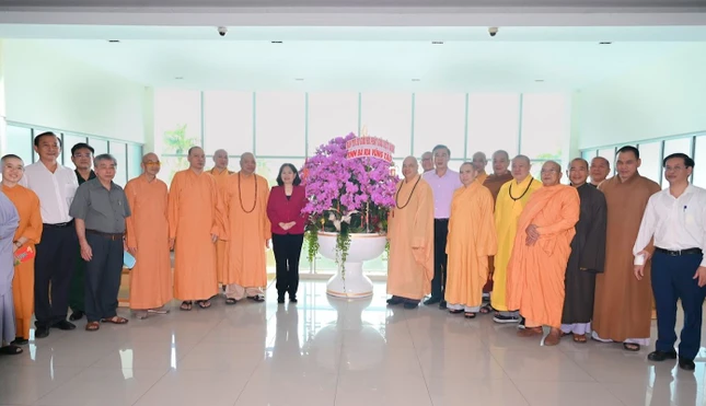 Phái đoàn chụp ảnh lưu niệm