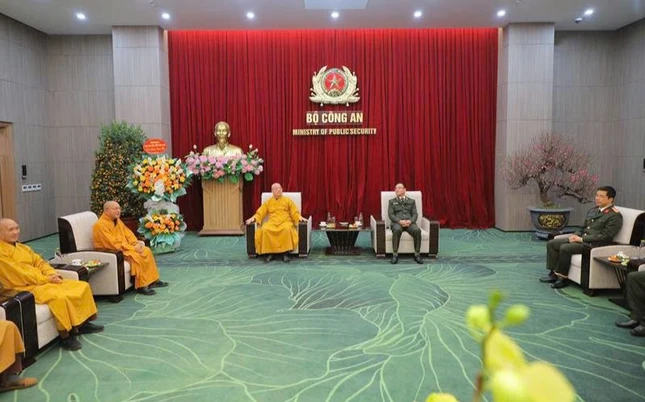 Trung tướng Phạm Thế Tùng tiếp thân mật chư tôn đức Giáo hội đến thăm, chúc Tết