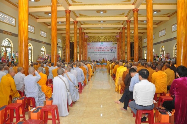 Quang cảnh buổi gặp Tăng Ni trao quà Tết