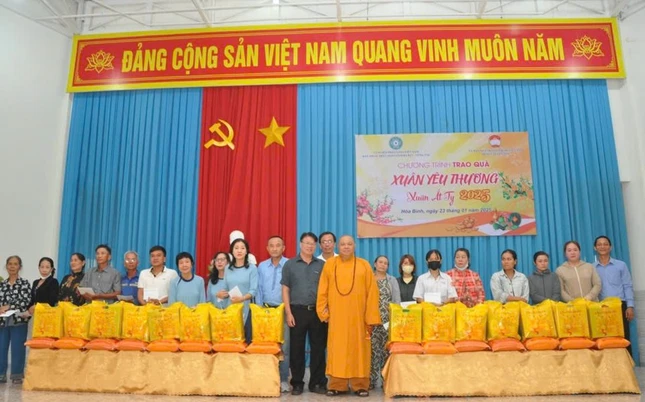 Đoàn chư tôn đức và đại diện chính quyền địa phương trao quà tại H.Xuyên Mộc, tỉnh Bà Rịa - Vũng Tàu