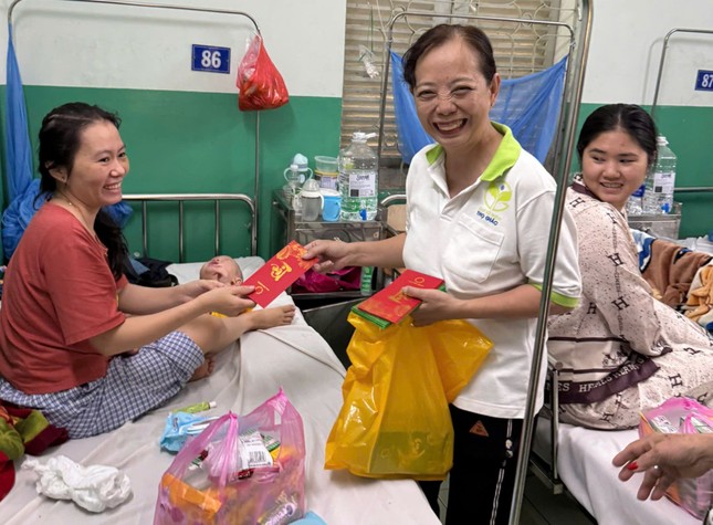 Chia sẻ với bệnh nhi trong ngày 26 Tết - Ảnh: T.G