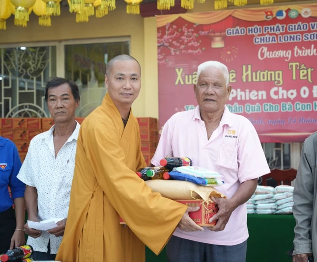 Đại đức Thích Minh Phước trao quà đến những gia đình khó khăn