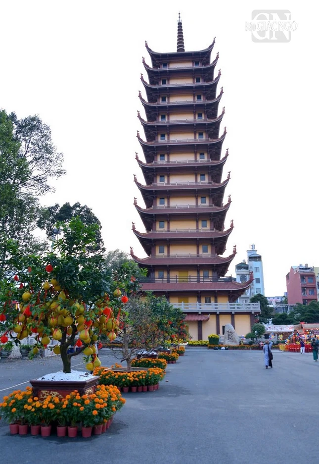 Trước bảo tháp Đa Bảo trong khuôn viên Việt Nam Quốc Tự đang hòa vào không khí mừng xuân Ất Tỵ tươi vui