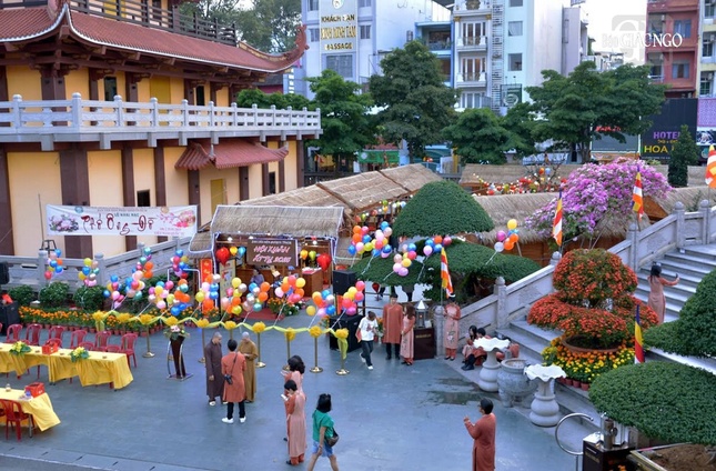 Khuôn viên Việt Nam Quốc Tự rộn ràng, tươi vui với khai mạc triển lãm Phố ông đồ phục vụ cho Phật tử và người dân TP.HCM du xuân, thưởng lãm