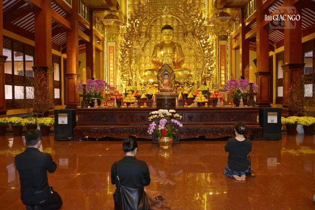 Nhiều Phật tử trở về chùa đảnh lễ chư Phật trong những ngày cuối năm Giáp Thìn