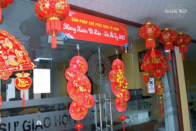 Khu hành chánh của các ban chuyên môn trang trí sắc đỏ tươi vui đón mừng năm mới Ất Tỵ
