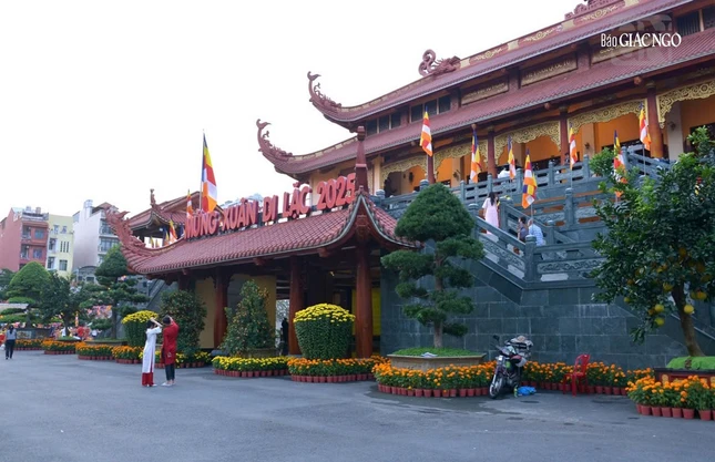 Sân trước Việt Nam Quốc Tự cũng trang hoàng nhiều chậu hoa vạn thọ đầy sắc màu