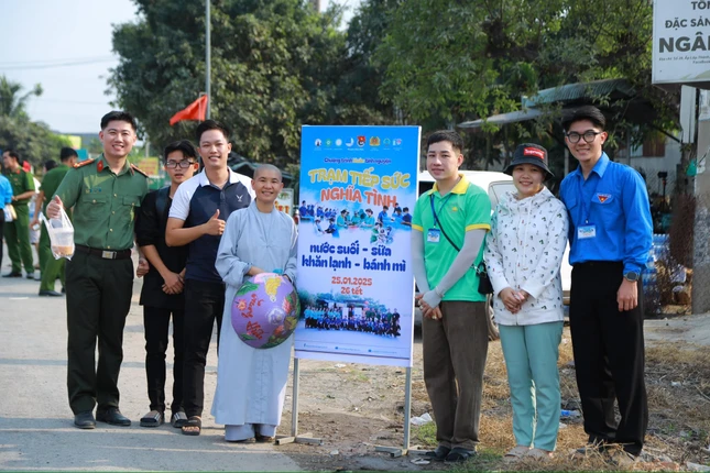 Các tình nguyện viên tham gia chương trình hỗ trợ người dân về quê nghỉ Tết