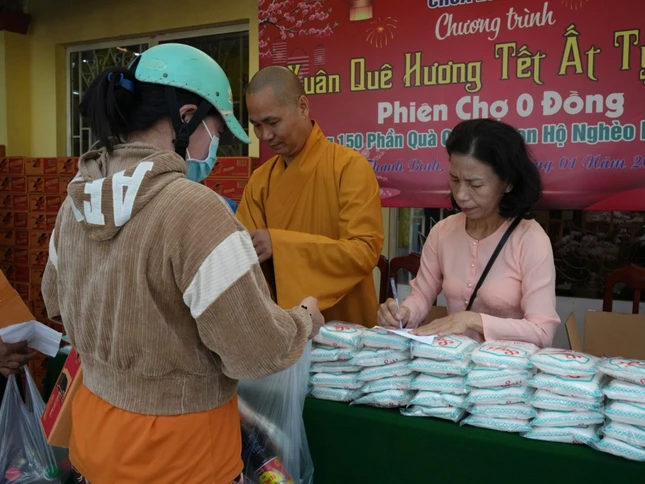 Người dân chọn mua thực phẩm tại phiên chợ