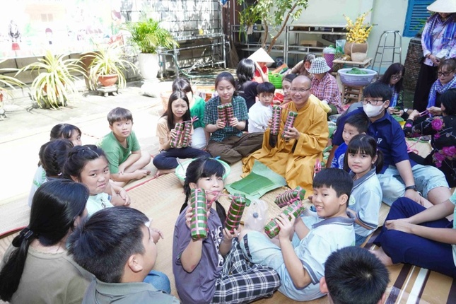 Mỗi em thiếu nhi tự gói 2 đòn bánh tét, nấu chín và đem về nhà