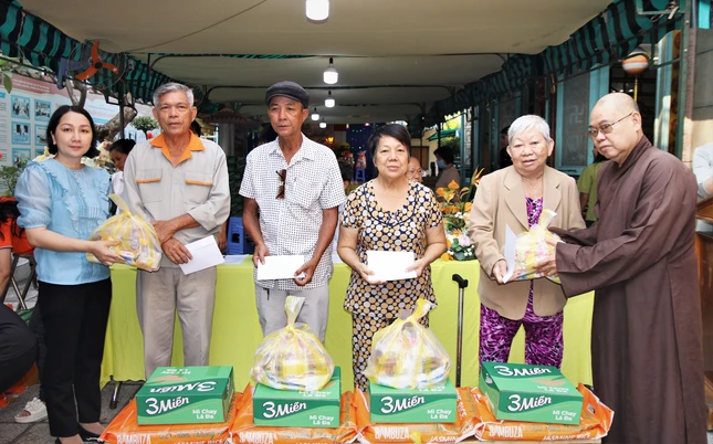 Hòa thượng Thích Chơn Không trao quà Tết