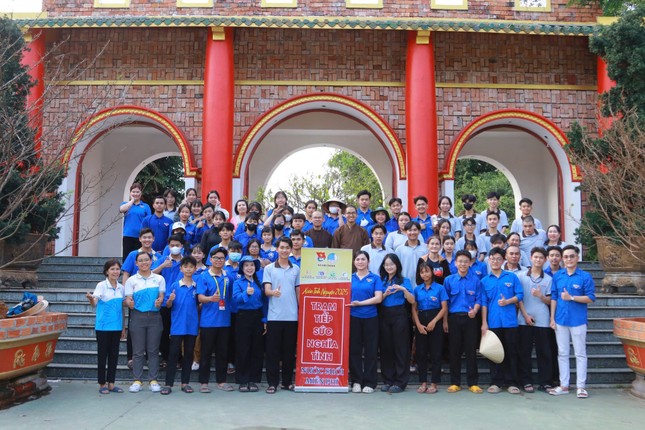 Các tình nguyện viên tiếp nước, bánh mì cho người từ TP.HCM trở về quê hương nghỉ Tết Ất Tỵ