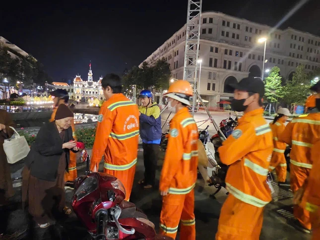 Ni trưởng Thích nữ Tịnh Nguyện thăm hỏi, trao lộc Tết chúc mừng anh chị em lao động, cùng chia sẻ với nỗi vất vả của những công nhân thầm lặng làm sạch, đẹp Thành phố trong những ngày Tết đến xuân về