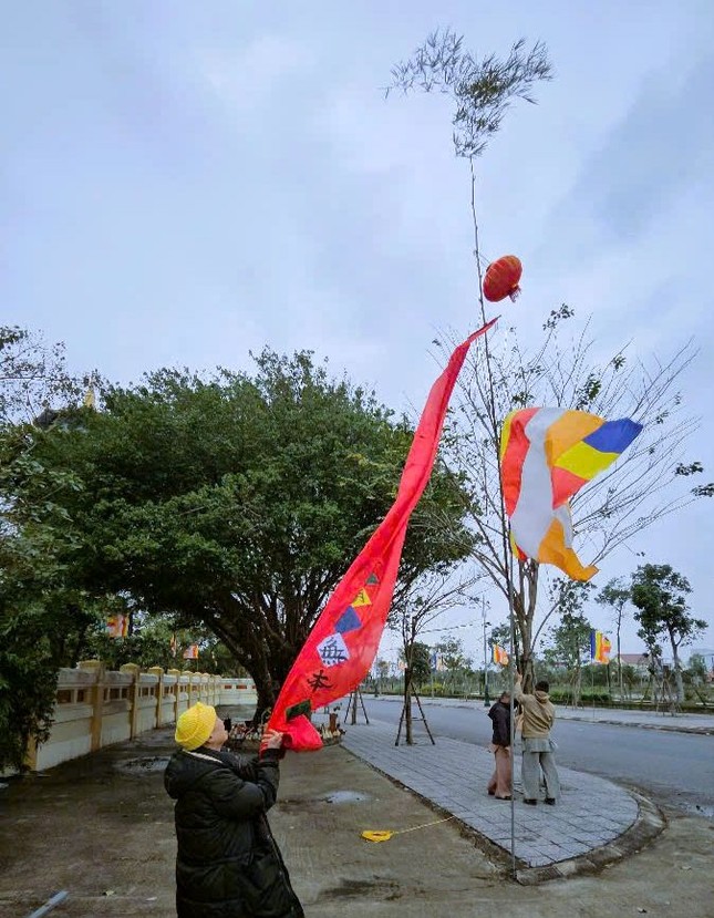 Lễ thượng nêu được dựng trong khuôn viên chùa Đại Giác cũng là biểu tượng mùa xuân đang đến
