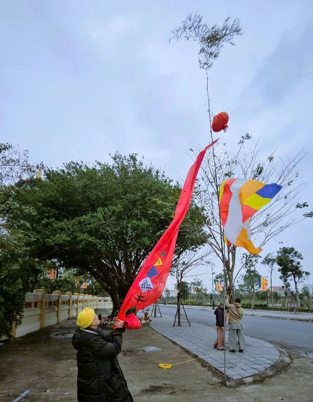 Lễ thượng nêu được dựng trong khuôn viên chùa Đại Giác cũng là biểu tượng mùa xuân đang đến