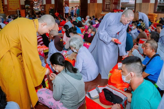 Chùa Từ Huệ trao 300 phần quà Tết đến bà con khiếm thị và khó khăn tại khu vực H.Bàu Bàng, TP.Bến Cát, TP.Thủ Dầu Một