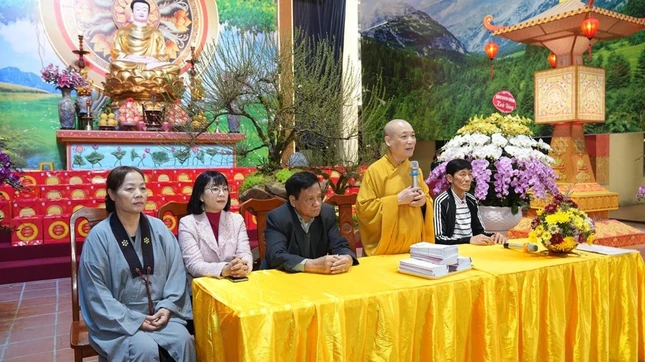 Hòa thượng Thích Bảo Nghiêm chúc Tết đến bà con khu dân cư Bằng Liệt